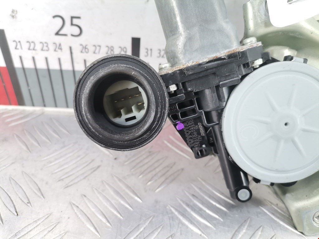 Стеклоподъемник задний правый TOYOTA Prius II XW20 2003-2012