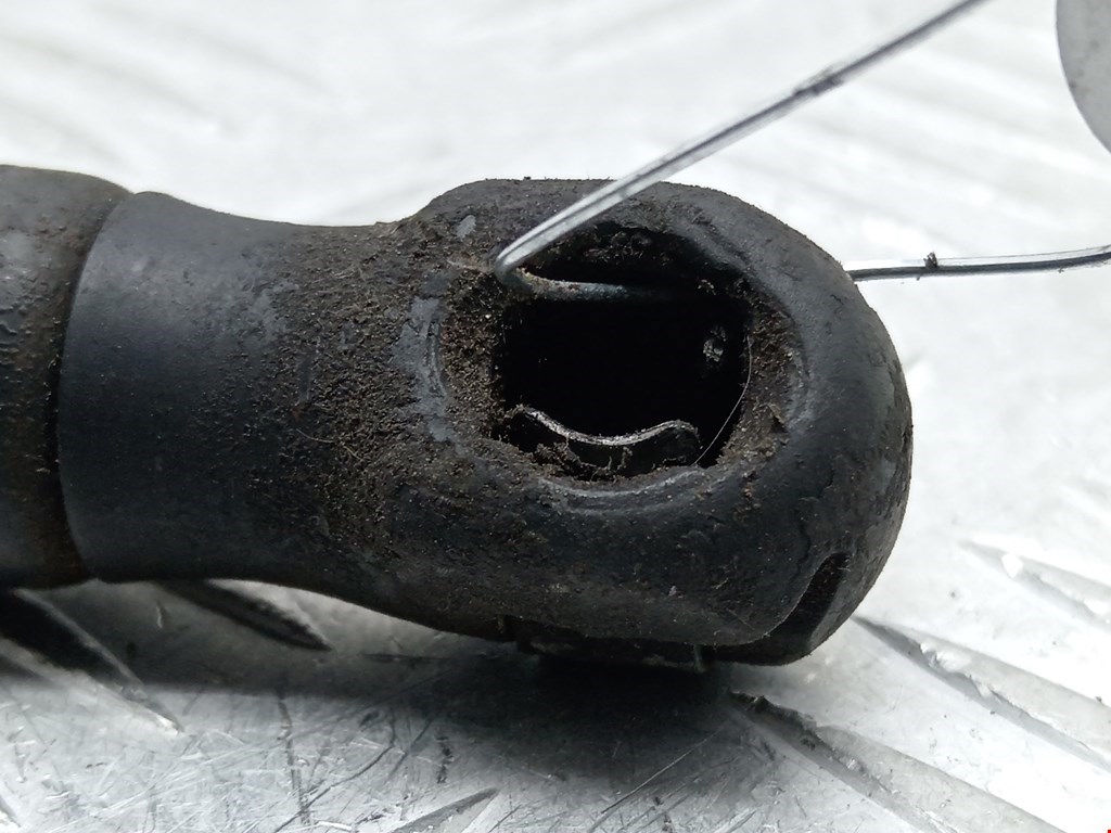 Амортизатор крышки (двери) багажника BMW 1er E81\E87 2004-2011