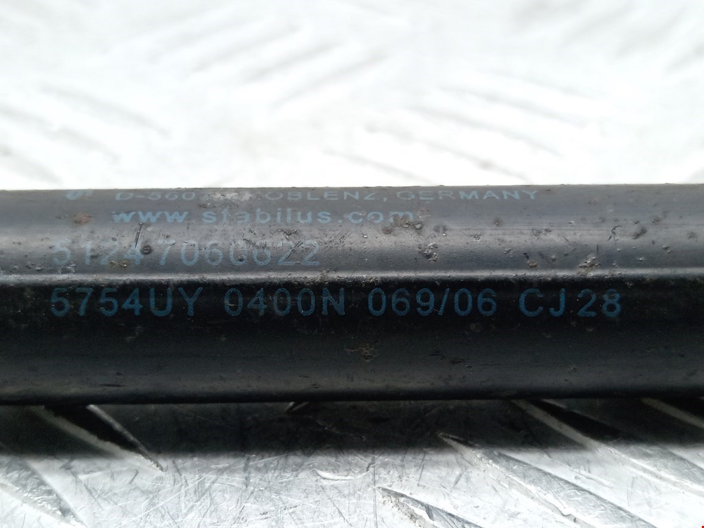 Амортизатор крышки (двери) багажника BMW 1er E81\E87 2004-2011