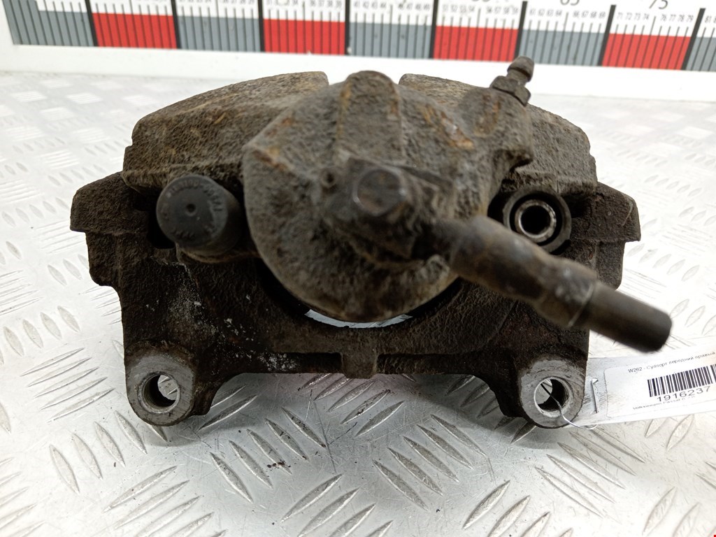 Суппорт передний правый VOLKSWAGEN Passat B6 2005-2011