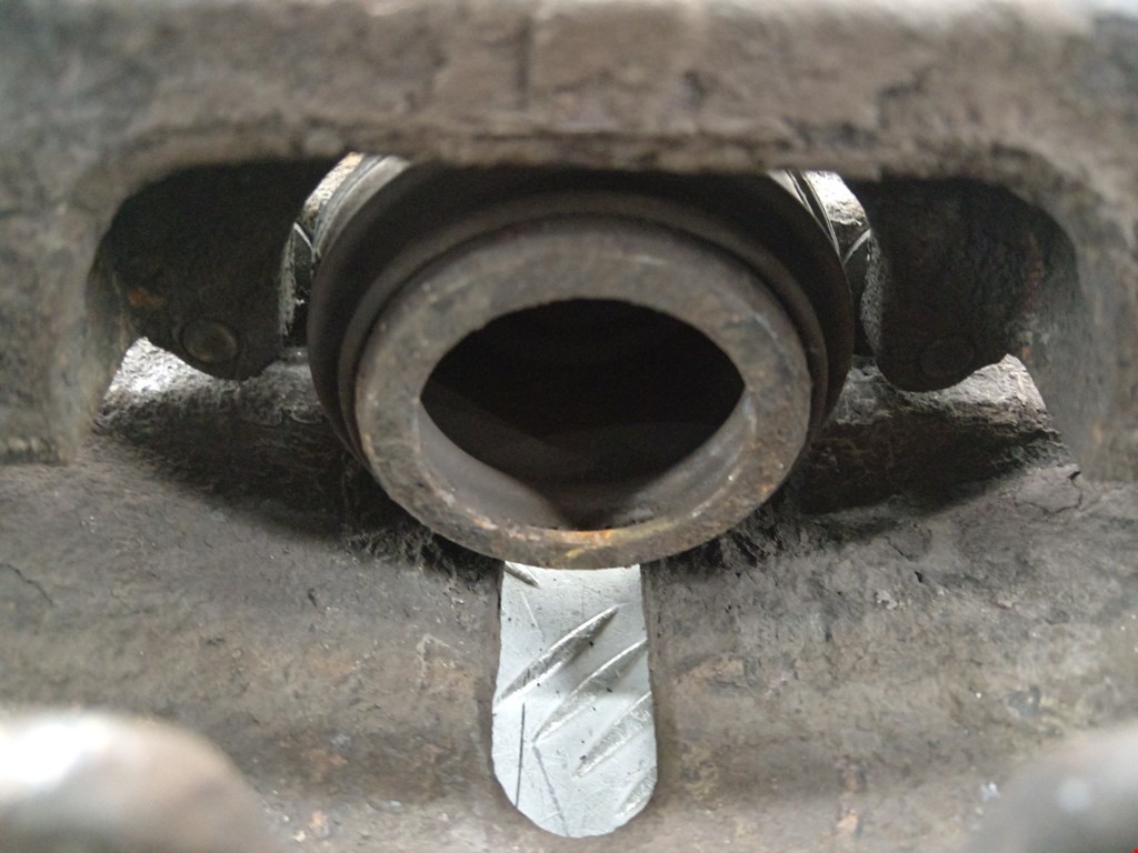 Суппорт передний правый VOLKSWAGEN Passat B6 2005-2011