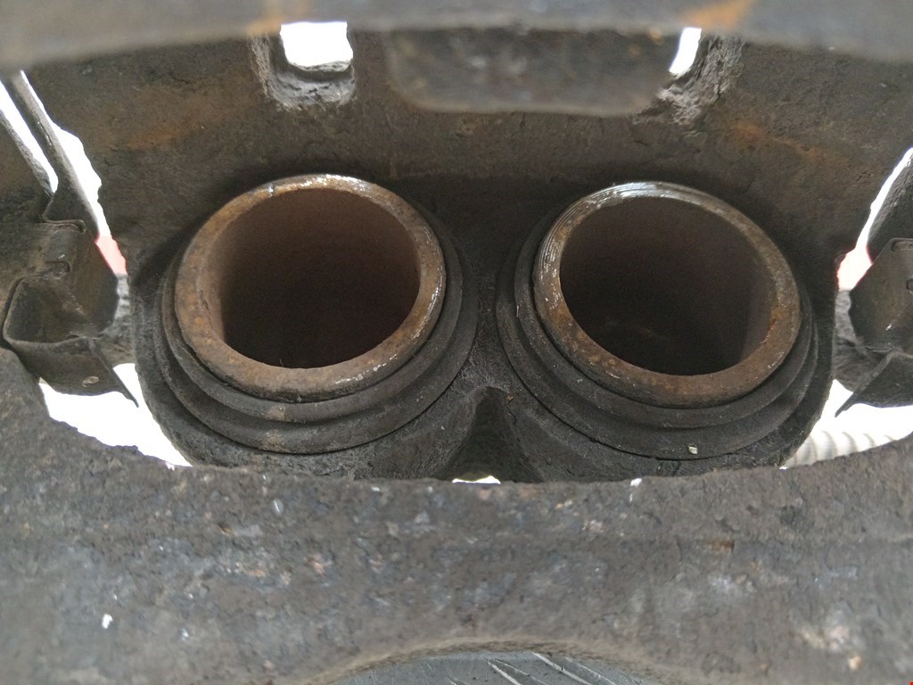 Суппорт передний левый SSANG YONG Rodius 2004-2013