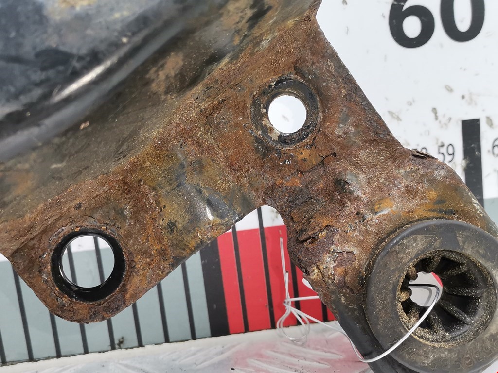 Крепление АКБ (корпус/подставка) FORD Kuga 2008-2012