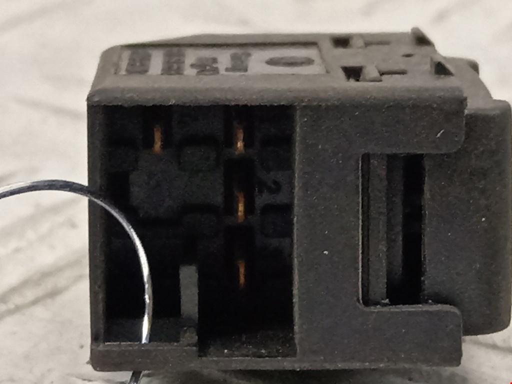 Кнопка стеклоподъемника SKODA Octavia A4 1U- 1997-2010