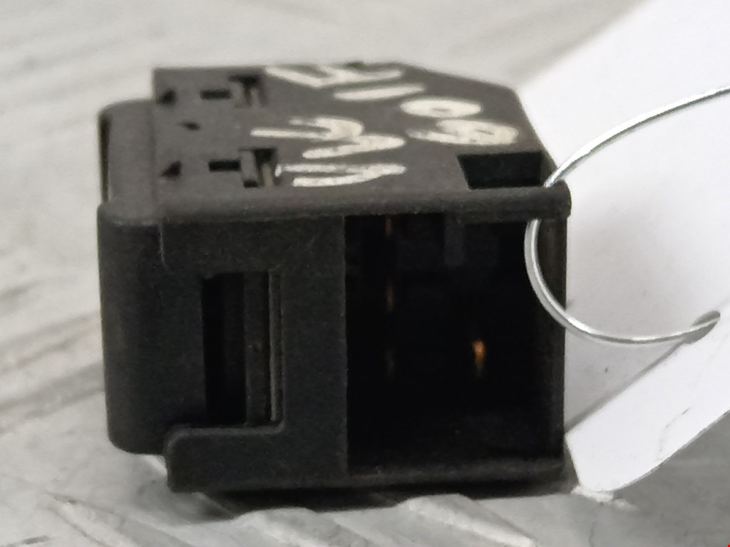 Кнопка стеклоподъемника SKODA Octavia A4 1U- 1997-2010