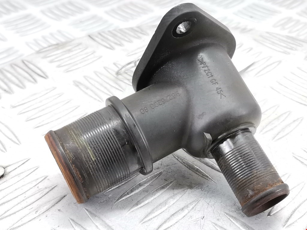 Фланец (штуцер системы охлаждения тройник) Peugeot 307 (2001-2008)