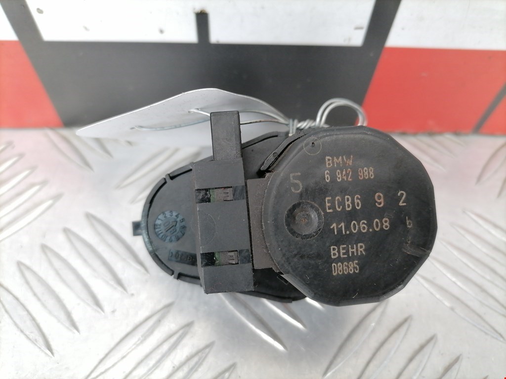 Сервопривод (электропривод моторчик привода) заслонки печки BMW 5-Series (E60/E61) (2003-2010)