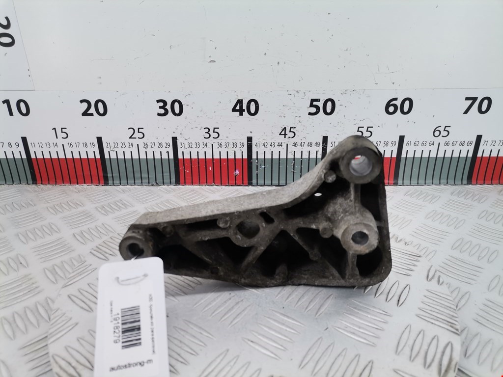 Кронштейн (крепление лапа траверса) кпп Opel Astra H (2004-2014)