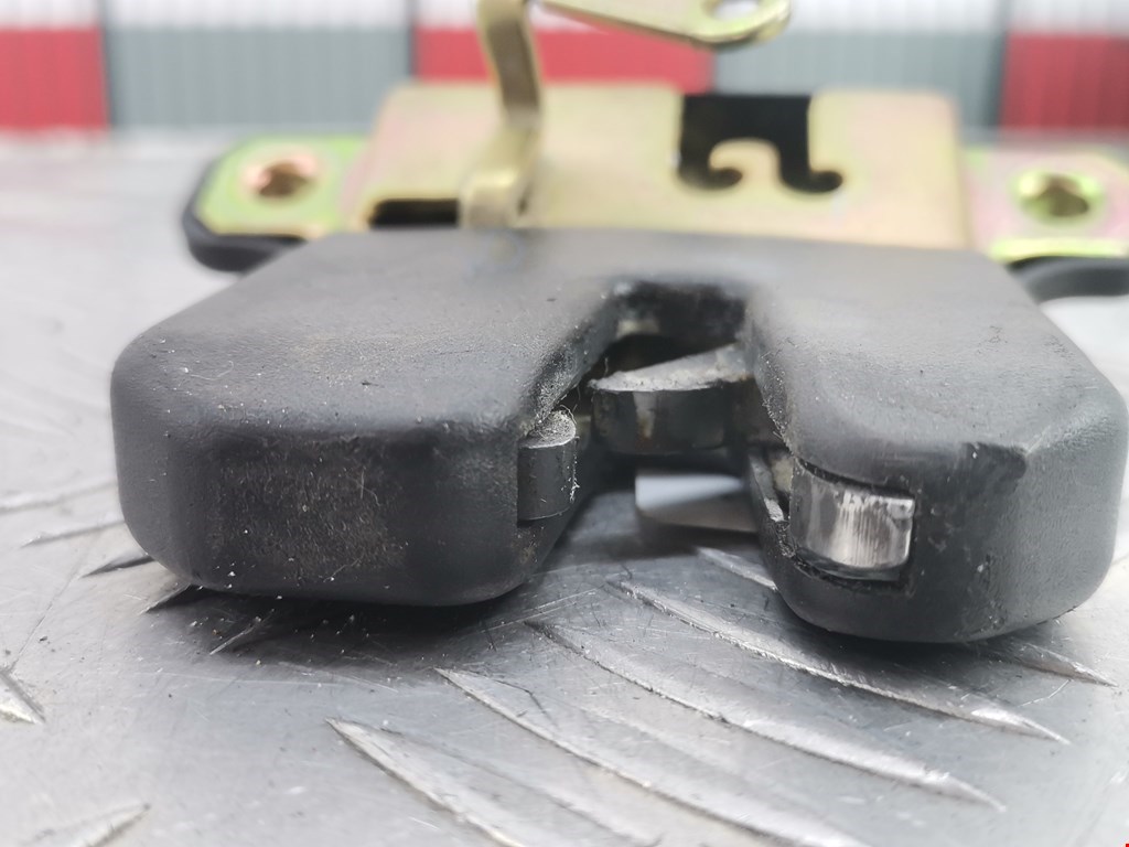 Замок багажника (крышки двери) AUDI A4 B5 1995-2001