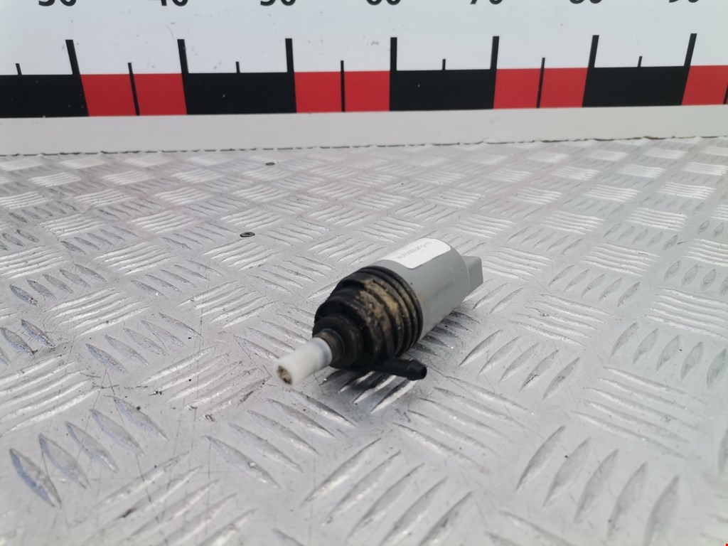 Насос (моторчик) омывателя BMW 3-Series (E90/E91/E92/E93) (2004-2013)