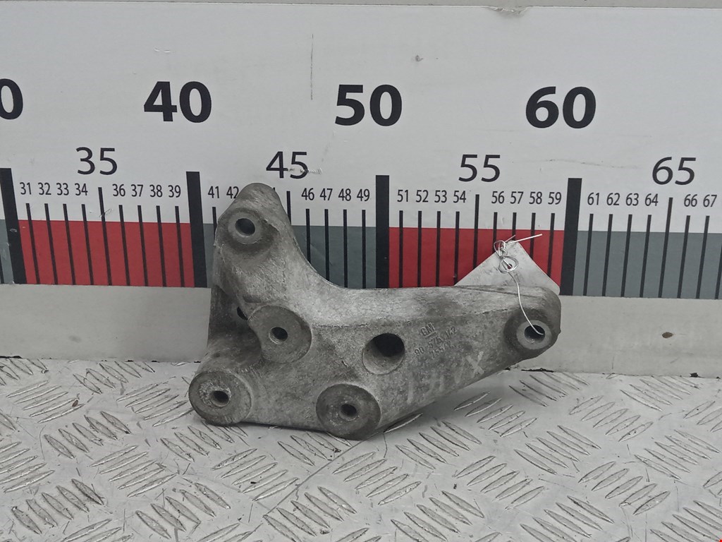 Кронштейн (крепление лапа траверса) кпп Opel Zafira A (1999-2006)