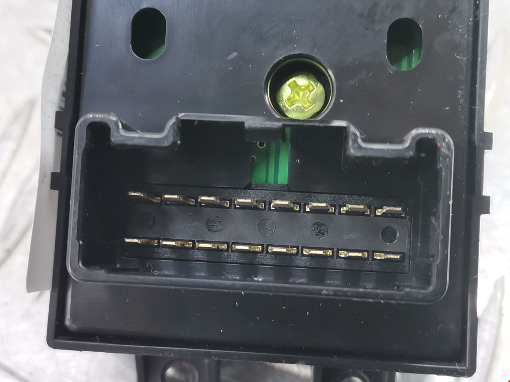 Блок управления стеклоподъемниками KIA Cee'd II 2012-2018