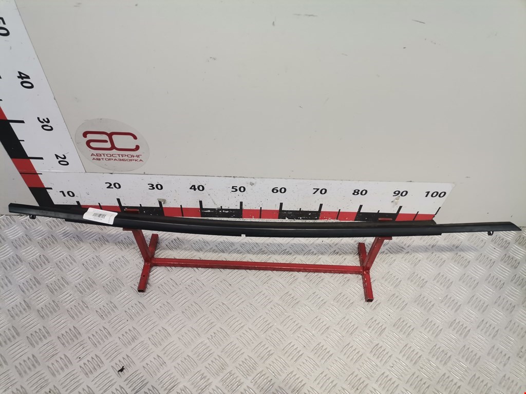 Накладка декоративная (молдинг) стекла двери передней правой Mazda CX-3 (DK) (2015-2023)