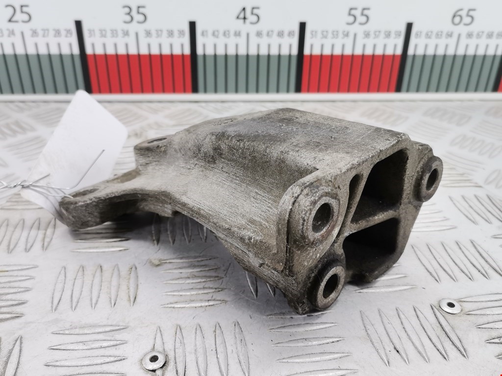 Кронштейн (крепление лапа) двигателя Volkswagen Polo 3 (1994-2002)