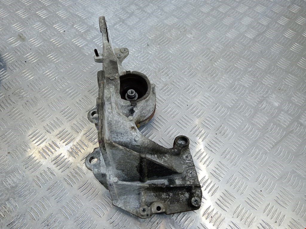Кронштейн (крепление лапа траверса) кпп Renault Koleos (2008-2016)