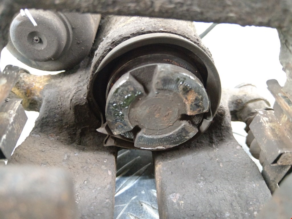 Суппорт задний левый VOLKSWAGEN Passat B6 2005-2011