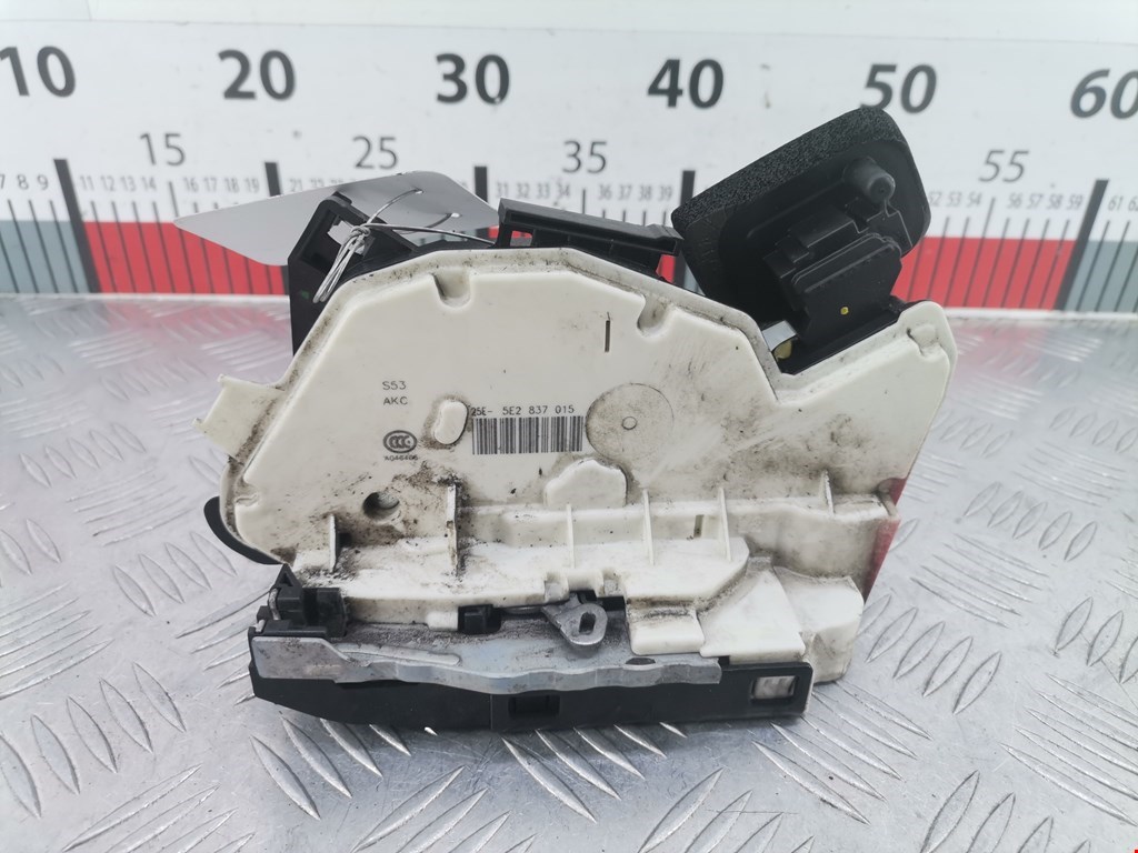 Замок двери передней левой SKODA Rapid 2012-2020