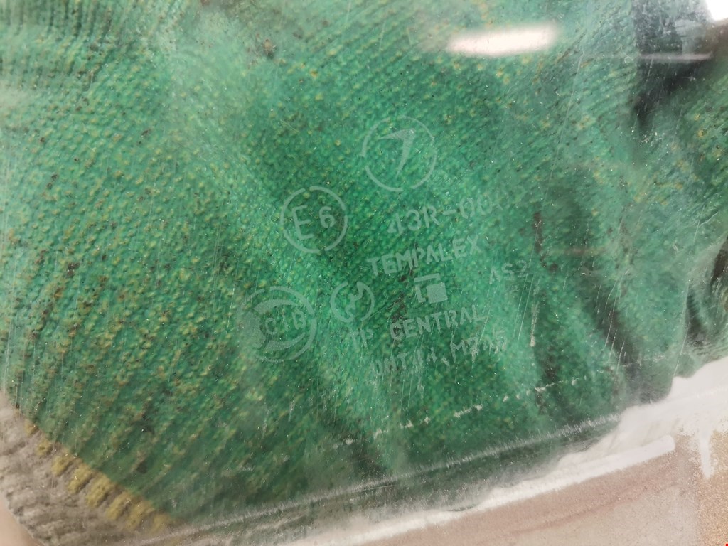 Стекло двери переднее левое SUBARU Legacy 1998-2004