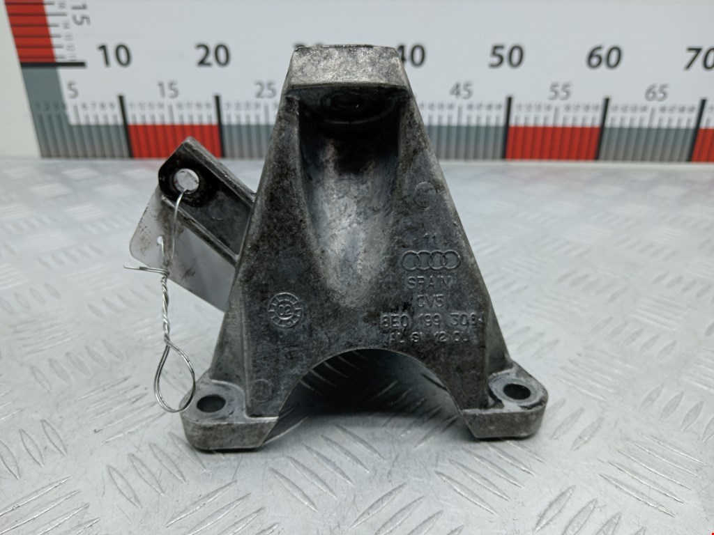 Кронштейн (крепление лапа) двигателя Audi A4 B6 (2000-2006)