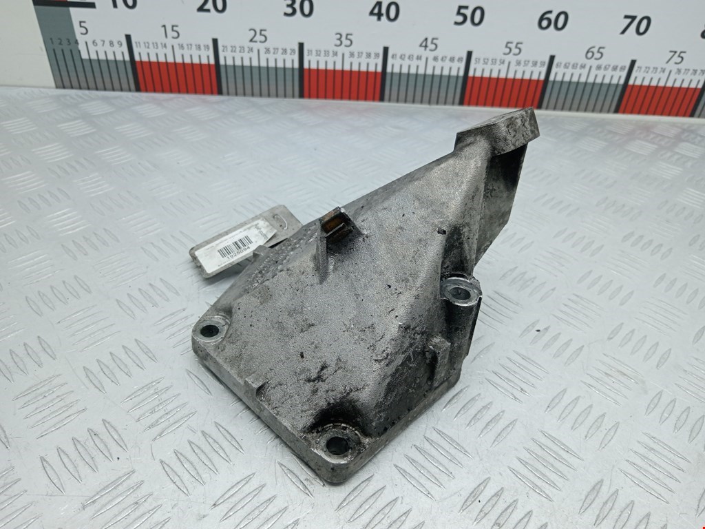 Кронштейн (крепление лапа) двигателя Audi A6 C5 (1997-2005)