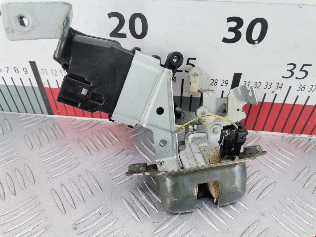 Замок багажника (крышки двери) SUBARU Legacy 1998-2004