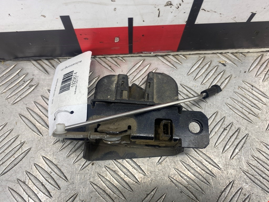 Замок двери распашной левой Volkswagen Caddy 3 (2004-2015)