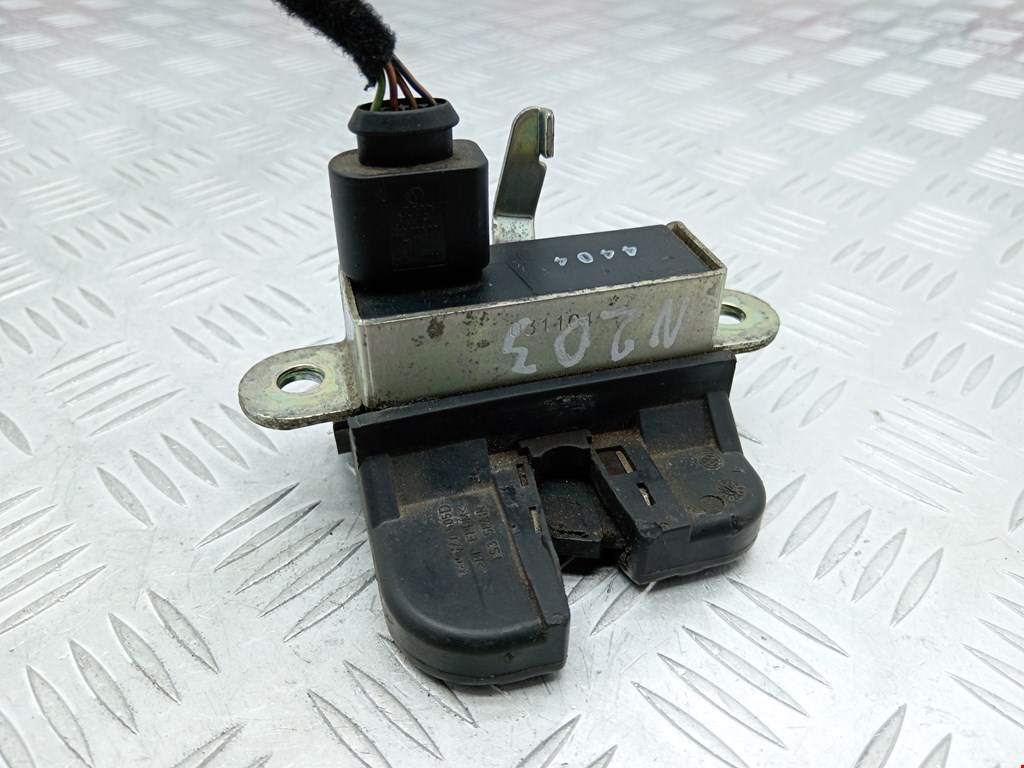 Замок багажника (крышки двери) VOLKSWAGEN Touran 2003-2010