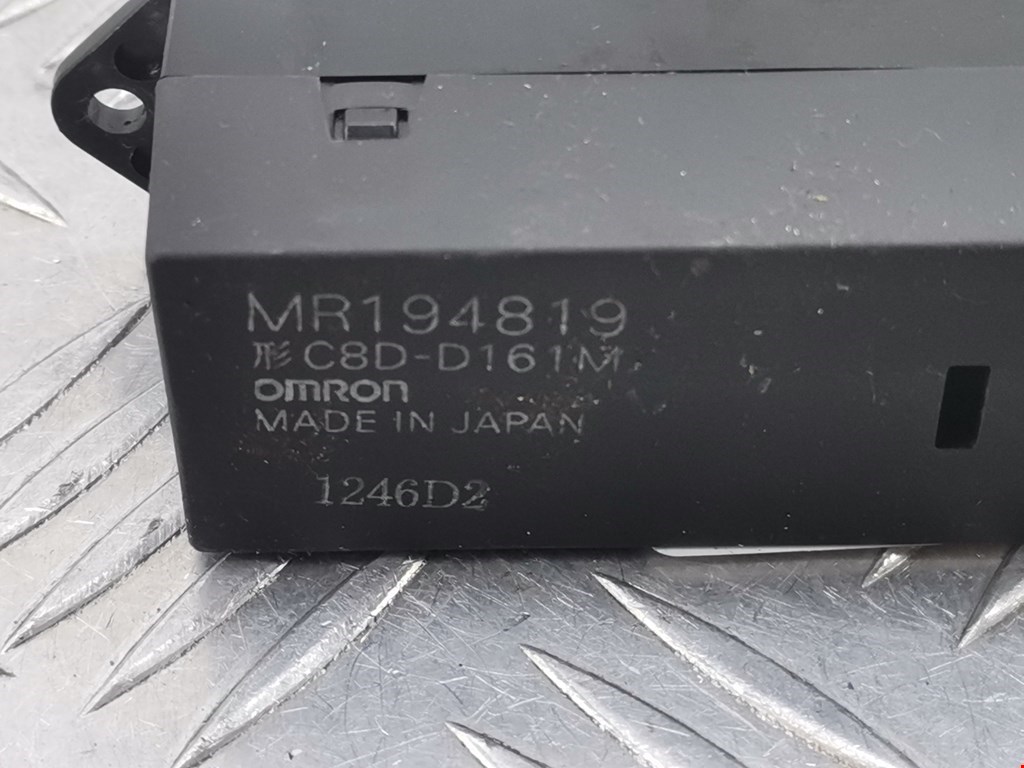 Кнопка стеклоподъемника MITSUBISHI Pajero Sport 1998-2008