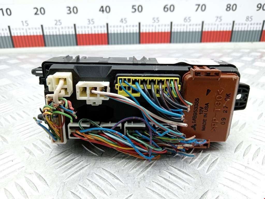 Блок реле MITSUBISHI Space Star 1999-2006