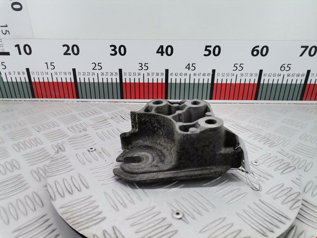 Кронштейн (крепление лапа) двигателя Ford Focus 2 (2004-2011)