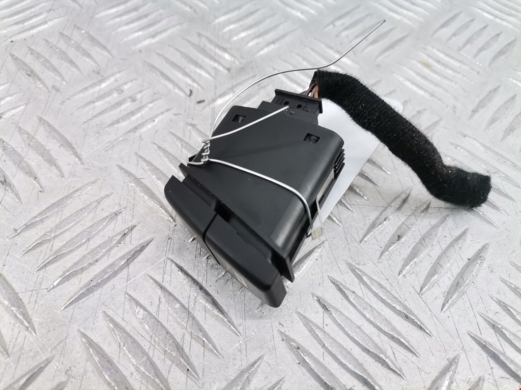 Кнопка аварийной сигнализации BMW 5-Series (E60/E61) (2003-2010)