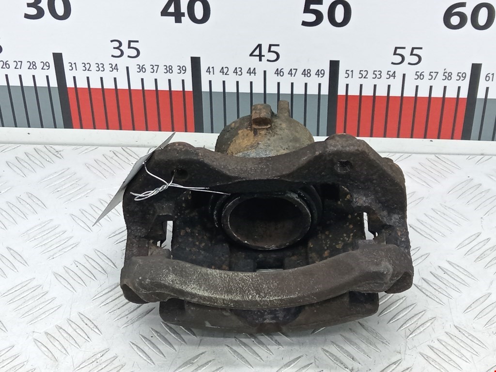 Суппорт передний левый Nissan Primera P11 (1995-2002)