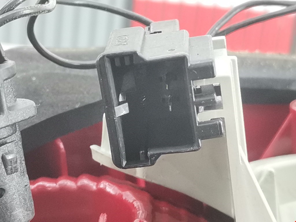 Фонарь задний внутренний левый VOLKSWAGEN Passat B7 2011-2015