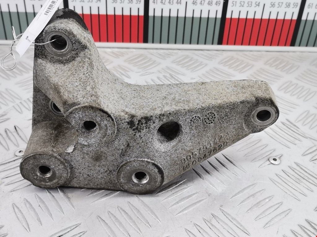 Кронштейн (крепление лапа траверса) кпп Opel Astra H (2004-2014)