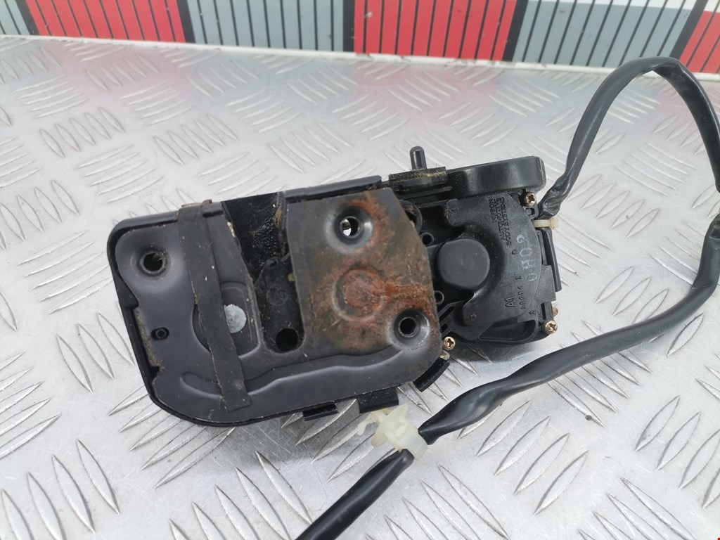 Замок двери задней левой MAZDA Premacy CP 1999-2004