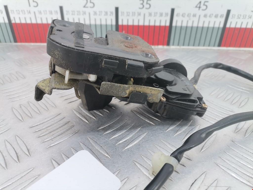 Замок двери задней левой MAZDA Premacy CP 1999-2004