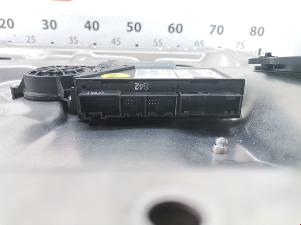 Стеклоподъемник задний левый AUDI A8 D3 2003-2010