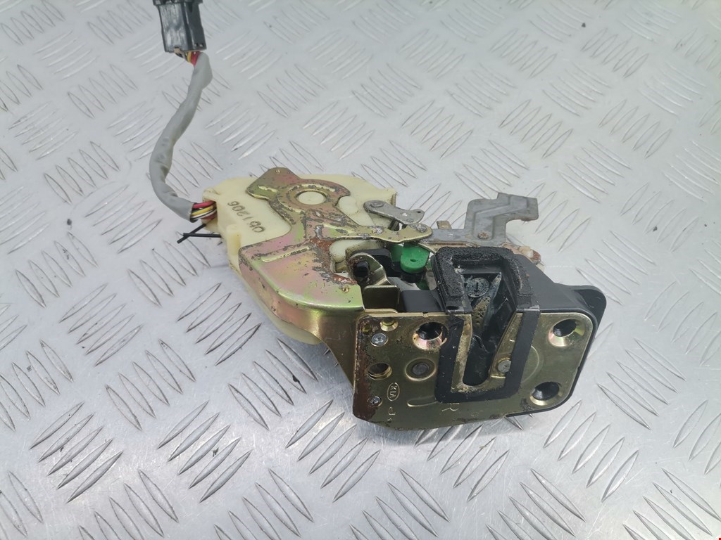 Замок двери передней правой KIA Sorento 2002-2009