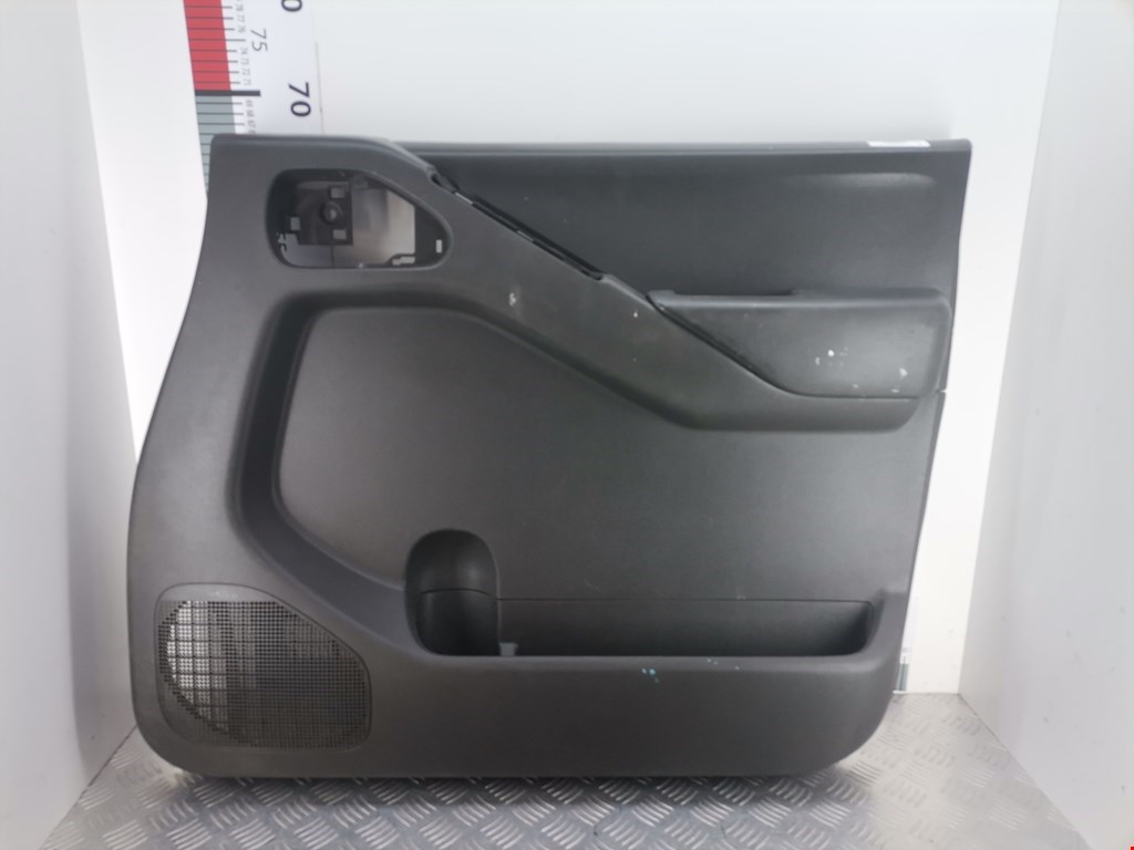 Обшивка двери передняя правая NISSAN Navara III D40 2005-2015