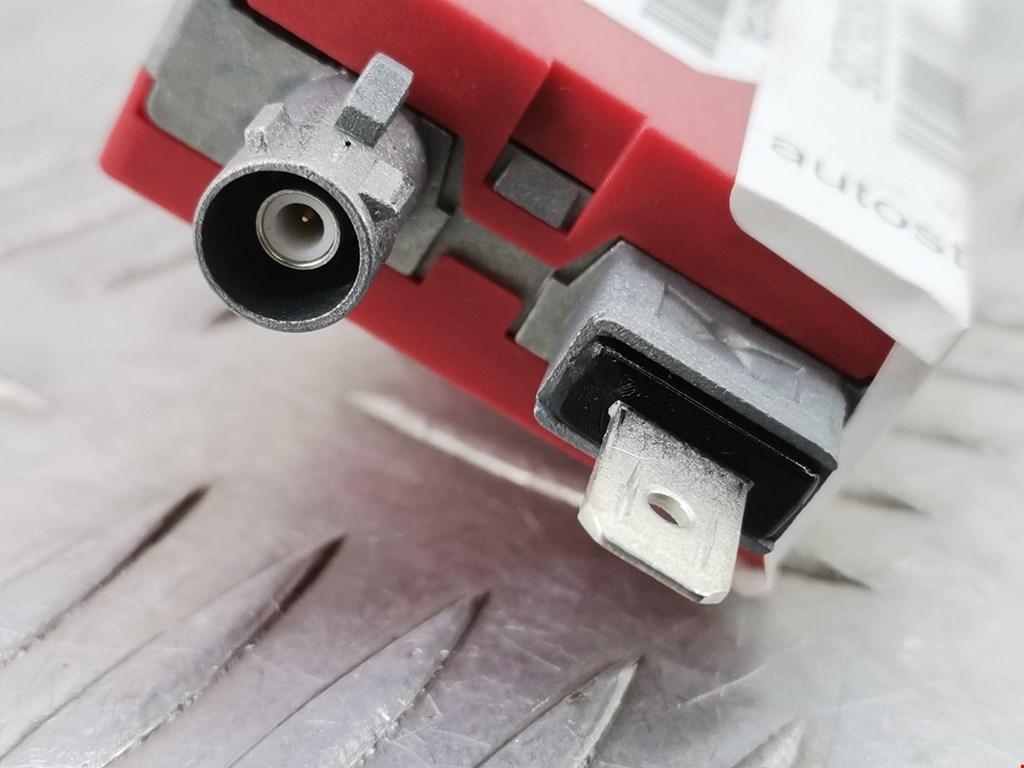 Усилитель антенны VOLVO V60 2010-2018