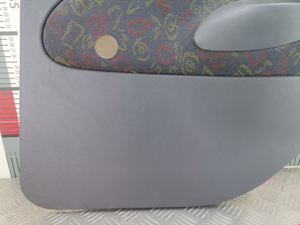 Обшивка двери задняя правая MAZDA 121 1987-1991