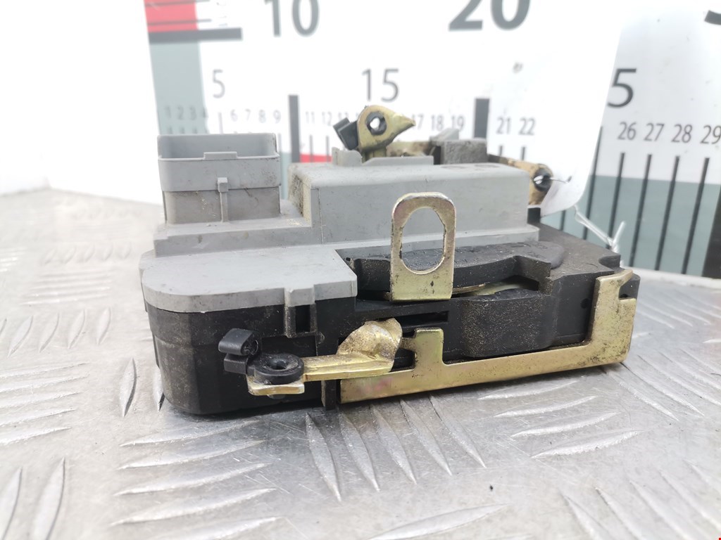 Замок двери передней правой PEUGEOT 206 1998-2012