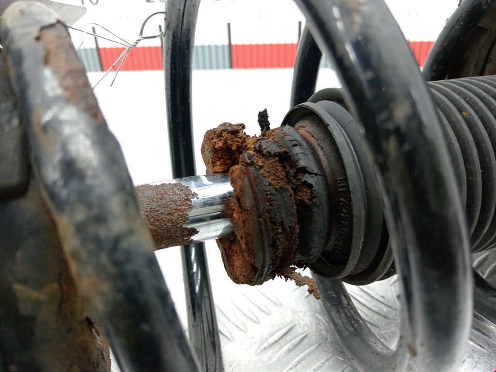 Амортизатор передний левый BMW X3 E83 2003-2010