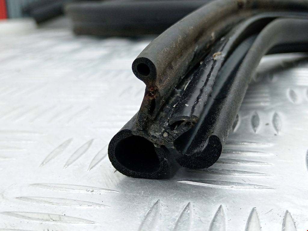 Уплотнитель (наружный) RENAULT Megane II 2002-2009