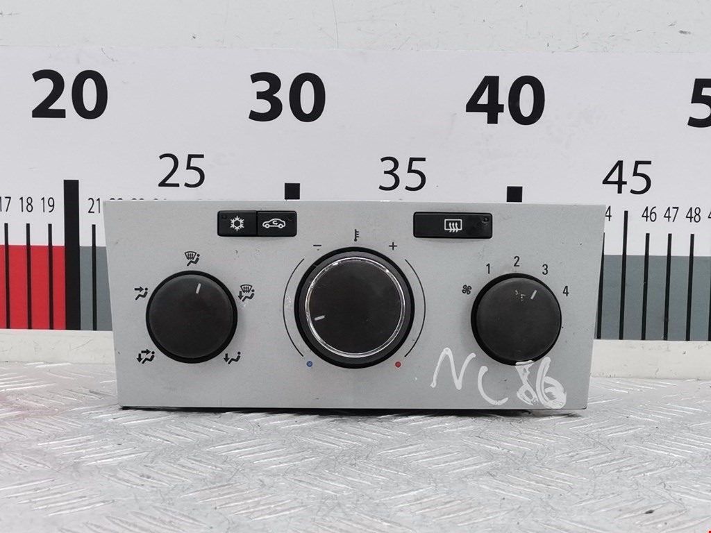 Блок управления климат-контроля Opel Astra H (2004-2014)