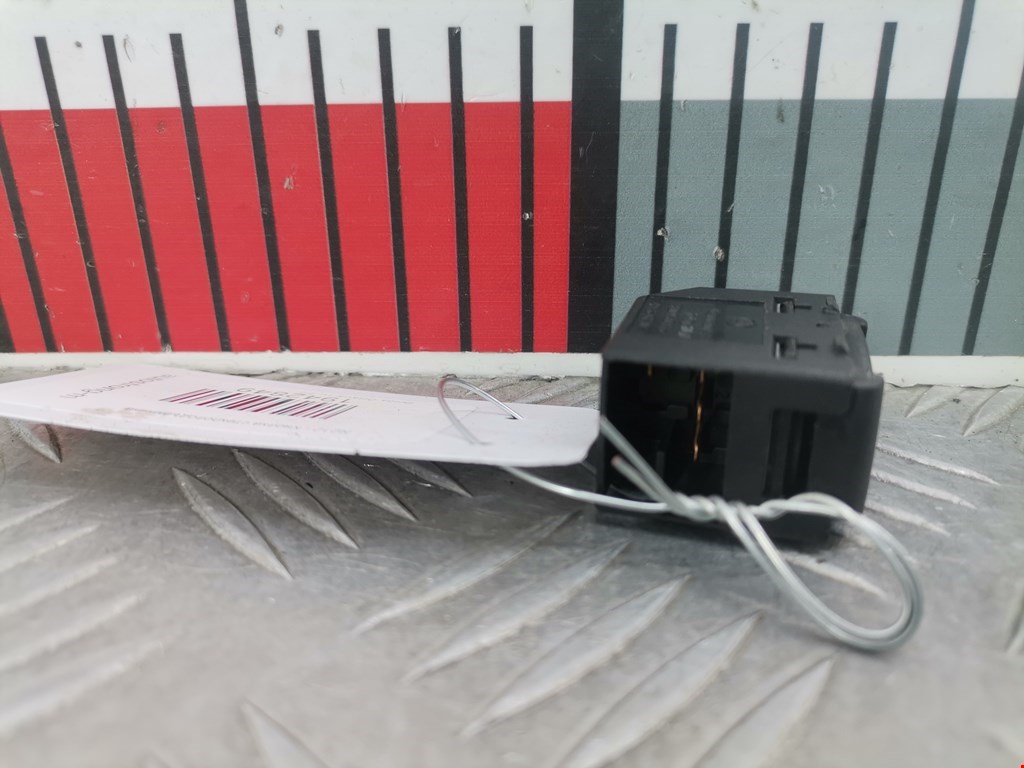 Кнопка стеклоподъемника SKODA Octavia A4 1U- 1997-2010