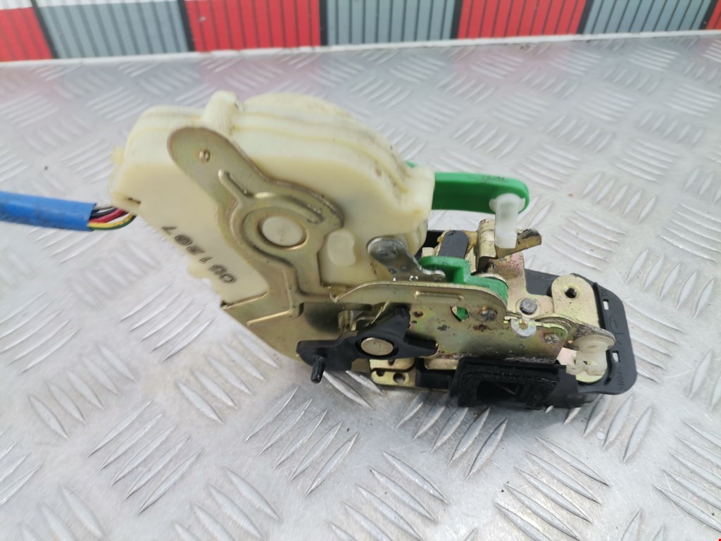 Замок двери задней правой KIA Sorento 2002-2009