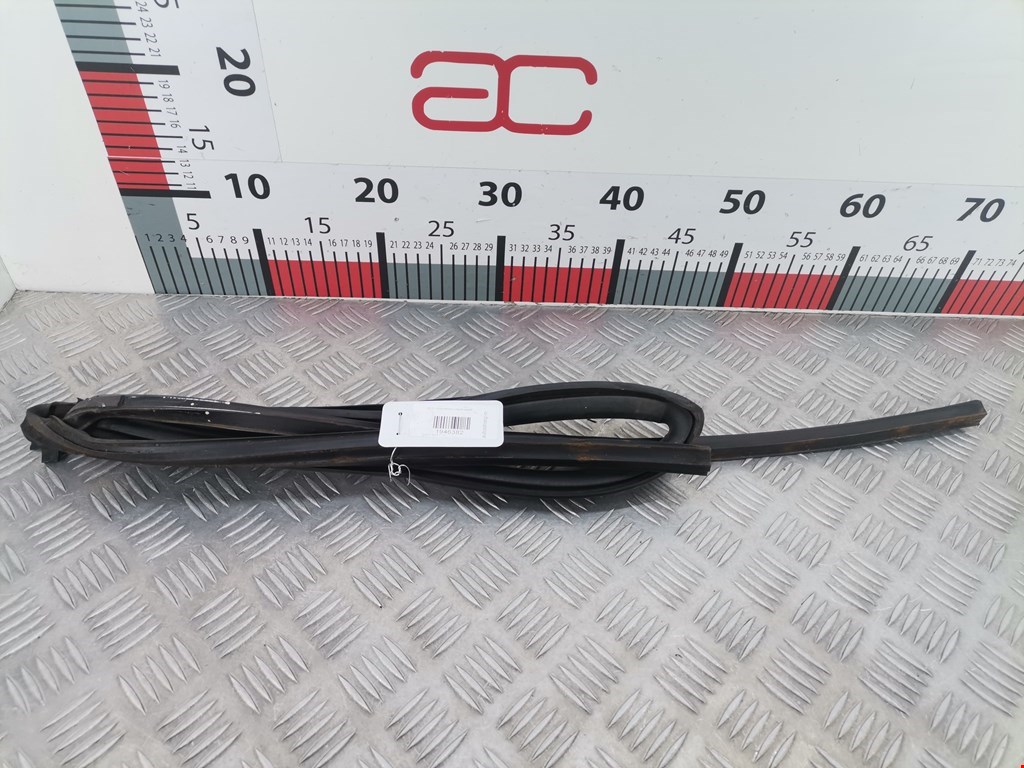 Уплотнитель (внутри) SUZUKI Swift 1989-2003