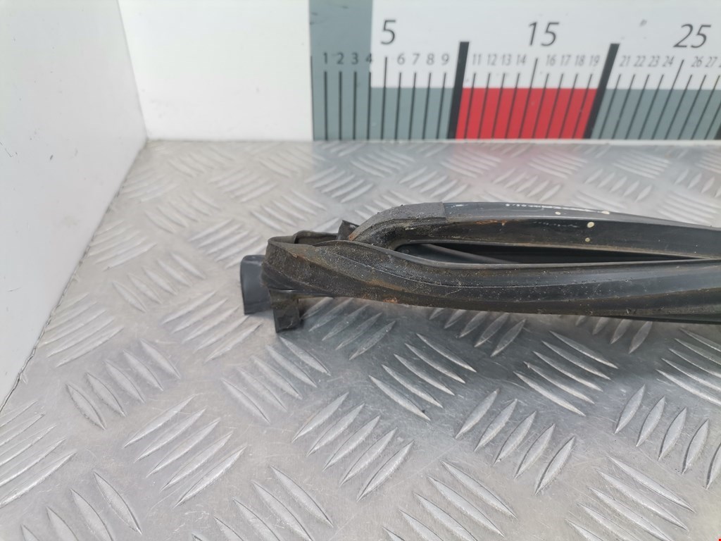 Уплотнитель (внутри) SUZUKI Swift 1989-2003