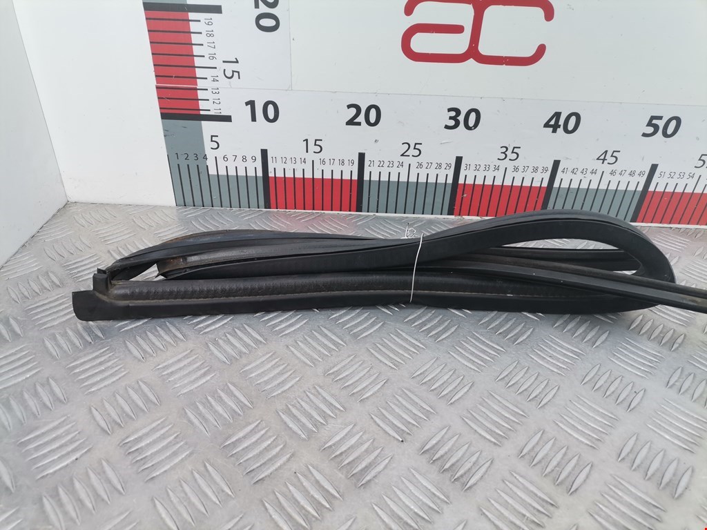 Уплотнитель (внутри) SUZUKI Swift 1989-2003